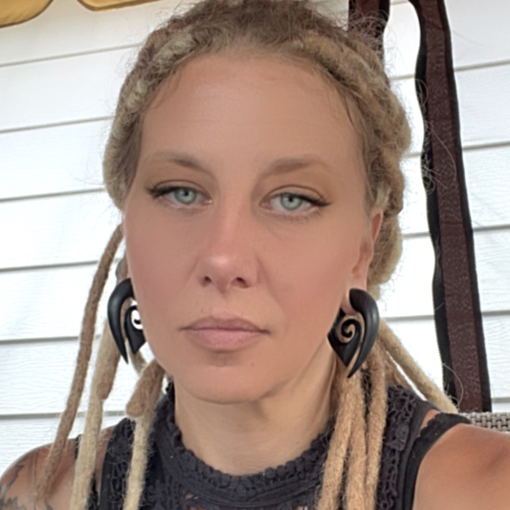 Meet your Posher, Lora